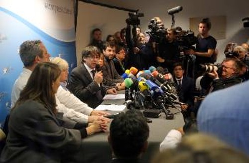 Ο Καταλανός αστός πολιτικός Κ. Πουιτζντεμόντ δήλωσε χτες από τις Βρυξέλλες ότι θα επιμείνει στην ανεξαρτητοποίηση με ...καθυστέρηση