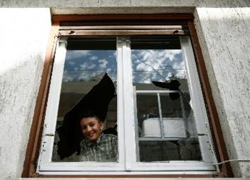 Το σπασμένο παράθυρο του σπιτιού όπου τα φασιστοειδή έκαναν τη δολοφονική επίθεση