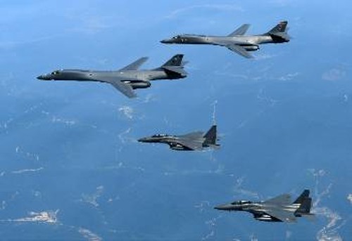 Τα αμερικανικά βομβαρδιστικά στην Κορεατική Χερσόνησο, συνοδεία μαχητικών «F-16», στη νέα προκλητική άσκηση χτες