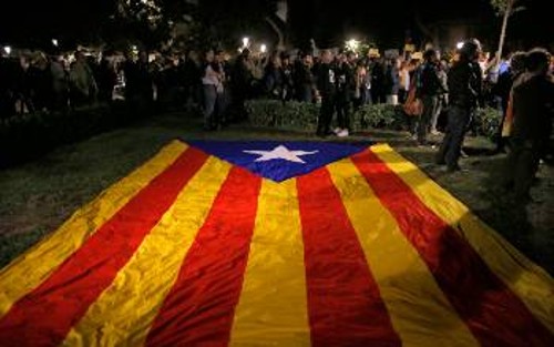 Στη Βαρκελώνη συνεχίζονται οι διαδηλώσεις που εγκλωβίζουν λαϊκές δυνάμεις στον καταλανικό εθνικισμό