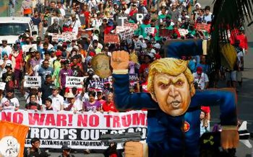 Στιγμιότυπο από διαδήλωση ενάντια στην επίσκεψη Τραμπ, στη Μανίλα