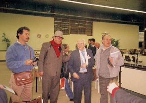 Μέλη της Σκακιστικής αποστολής της Αργεντινής με τον ακούραστο 78χρονο, τότε, και μάλιστα με τραυματισμένο το χέρι, Μιγκέλ Νάιντορφ. (Το στιγμιότυπο από τη Σκακιστική Ολυμπιάδα Θεσσαλονίκης το 1988). Στην ένθετη φωτό, ο σημερινός παγκόσμιος πρωταθλητής της FIDE Ρούσλαν Πονομαριόφ