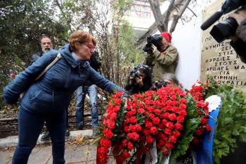 Στεφάνι εκ μέρους του ΚΚΕ στο μνημείο του Πολυτεχνείου του ΑΠΘ κατέθεσε η Θεανώ Καπέτη