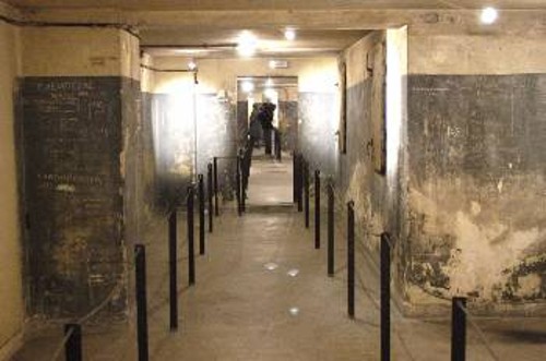 Αποψη από τα υπόγεια του κτιρίου της Κοραή, όπου ήταν τα κρατητήρια της Γκεστάπο και στους τοίχους σώζονται χαράγματα κρατουμένων