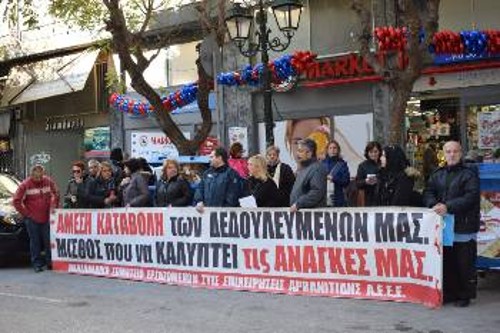 Από τη χτεσινή κινητοποίηση των εργαζομένων της «Καρυπίδης» έξω από κατάστημα της «Market In» στη Θεσσαλονίκη