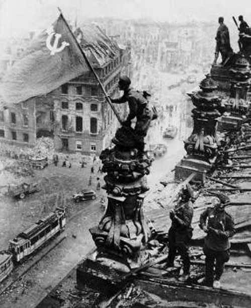 Οι Σοβιετικοί στρατιώτες υψώνουν τη σοβιετική σημαία στο Βερολίνο. Τα εκατομμύρια των νεκρών στρατιωτών και τη συντριβή του φασισμού, οι νεοταξίτες της Ευρωπαϊκής Ενωσης τα θεωρούν «εγκλήματατης κομμουνιστικής ιδεολογίας»