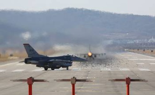 Αμερικανικό αεροπλάνο ετοιμάζεται να απογειωθεί από τη βάση Οσάν, στη Νότια Κορέα