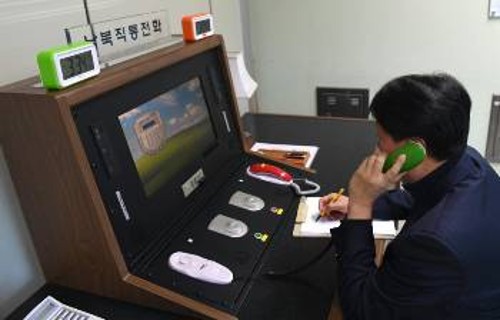 Νοτιοκορεάτης αξιωματούχος ελέγχει τη γραμμή επικοινωνίας που επαναλειτουργεί μετά από 2 χρόνια