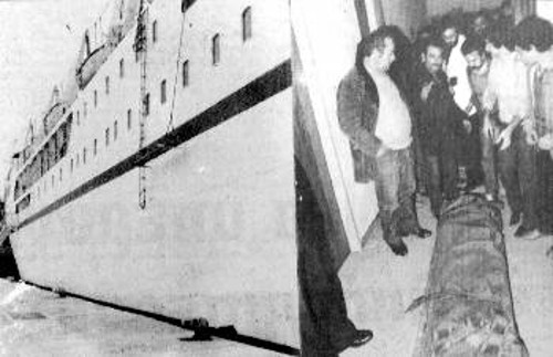 Φωτογραφία που δημοσιεύτηκε στον «Ριζοσπάστη» στις 19 Μάρτη του 1983 με το σώμα του άτυχου ναυτεργάτη στο διάδρομο του υπουργείου Ναυτιλίας