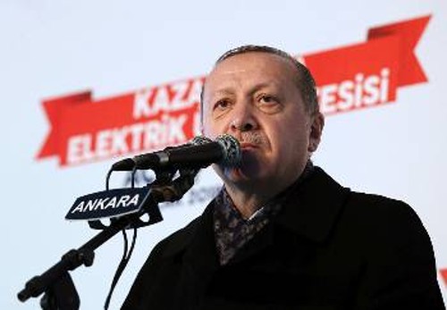 Ο Τούρκος Πρόεδρος απείλησε να ξεκινήσει νέα χερσαία επέμβαση στη Συρία, για να «σκοτώσει» τον «τρομοκρατικό στρατό» που φτιάχνουν οι ΗΠΑ στην περιοχή...