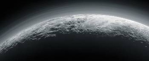 Η ομίχλη, που κατέγραψε η κάμερα της διαστημοσυσκευής, στην ατμόσφαιρα του μεγαλύτερου νάνου πλανήτη του ηλιακού συστήματος