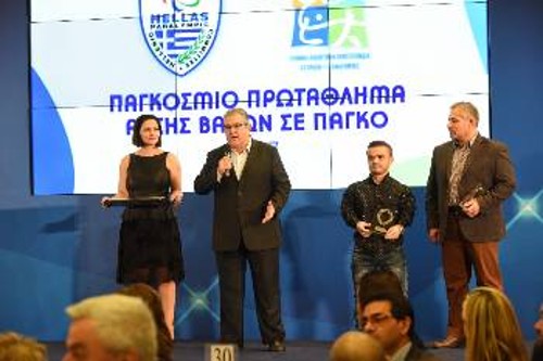 Ο Δ. Κουτσούμπας απένειμε το βραβείο στους αθλητές που διακρίθηκαν στο Παγκόσμιο Πρωτάθλημα Αρσης Βαρών σε πάγκο και στον ομοσπονδιακό προπονητή