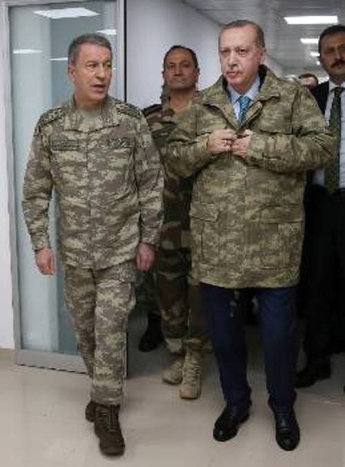 Ο Ερντογάν «ντύθηκε το χακί» και πήγε τον αρχηγό του Γενικού Επιτελείου Στρατού, Χαλούσι Ακάρ, στην παραμεθόριο με τη Συρία, για να επιβλέψει τις τουρκικές στρατιωτικές επιχειρήσεις