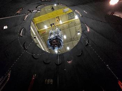 Στο πλαίσιο της προετοιμασίας του, το σκάφος «βυθίζεται» μέσα σε έναν θερμικό θάλαμο κενού, ύψους 13 μέτρων, στο Κέντρο Διαστημικών Πτήσεων Γκόνταρντ, της NASA. Ο θάλαμος αυτός εξομοιώνει τις σκληρές συνθήκες που θα αντιμετωπίσει η διαστημοσυσκευή στο ταξίδι της, δηλαδή το διαστημικό κενό και τις πολύ χαμηλές, αλλά και πολύ υψηλές θερμοκρασίες. Η δοκιμή αυτή θα έχει διάρκεια σχεδόν δύο μηνών και εφόσον τερματιστεί επιτυχώς, η διαστημοσυσκευή θα ετοιμαστεί για την εκτόξευση