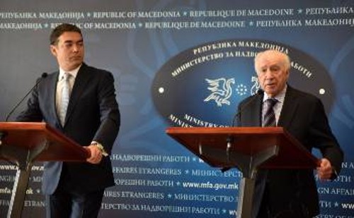 Από παλιότερη συνάντηση στα Σκόπια του Αμερικανού Μ.Νίμιτς (δεξιά) διαμεσολαβητή του ΟΗΕ με τον ΥΠΕΞ της ΠΓΔΜ