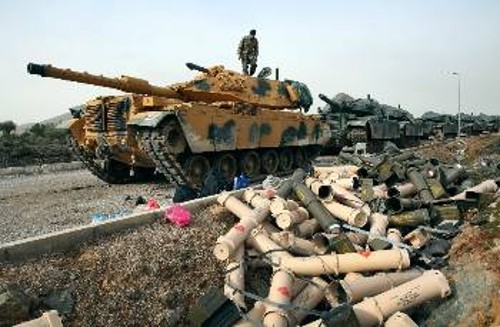 Τουρκικά άρματα μάχης στη μεθόριο με τη Συρία