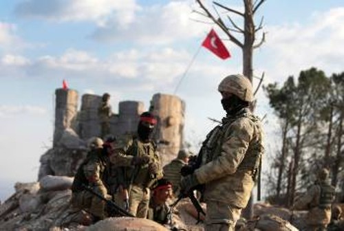 Τούρκοι στρατιώτες και Σύροι μαχητές που στηρίζονται από την Τουρκία, σε κουρδικούς θύλακες στη βόρεια Συρία