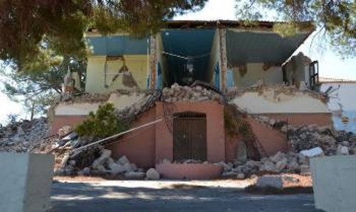 Το σχολείο στη Λέσβο που κατέρρευσε το καλοκαίρι του 2017, από το σεισμό των 6,3 Ρίχτερ, είχε ελεγχθεί πριν το 2011 και είχε κριθεί ότι πρέπει να γίνουν άμεσα παρεμβάσεις. Ωστόσο, δεν έγινε απολύτως τίποτα...