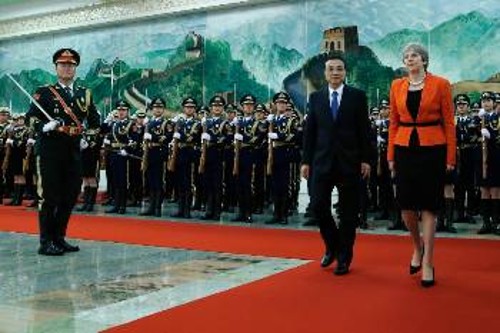 Ο Κινέζος πρωθυπουργός Λι Κετσιάνγκ υποδέχεται την Βρετανίδα ομόλογό του Τ. Μέι