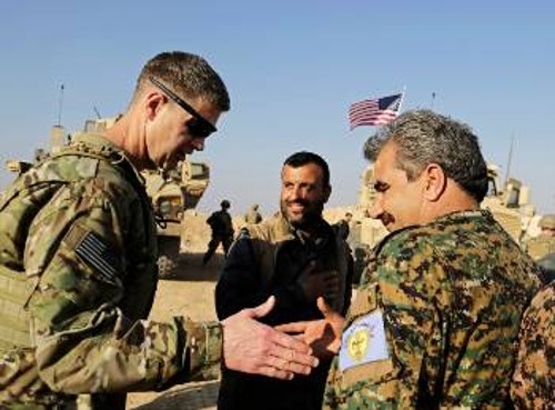 Αμερικανοί και Κούρδοι στη Μανμπίτζ, όπου η Τουρκία απειλεί ως επόμενο στόχο