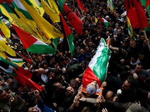 Από την κηδεία 22χρονου Παλαιστίνιου στη Ναμπλούς της Δυτικής Οχθης που μετατράπηκε σε διαδήλωση