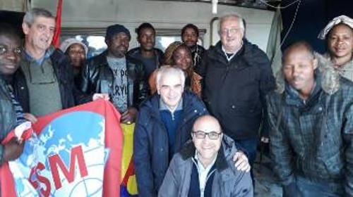Ο ευρωβουλευτής του ΚΚΕ μαζί με τους εργάτες γης και εκπροσώπους ταξικών συνδικάτων της Ιταλίας που συσπειρώνονται στην ΠΣΟ