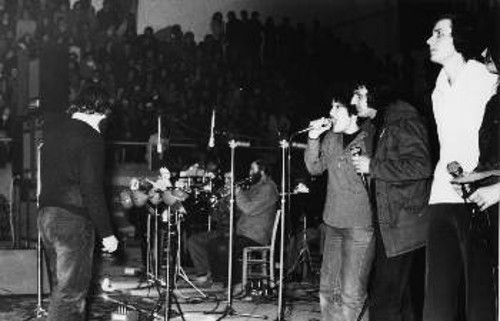 Από τη συναυλία που πραγματοποιήθηκε στο Σπόρτινγκ το 1976, όπου παρουσιάστηκε η «Καντάτα για τη Μακρόνησο». Διακρίνονται ο συνθέτης, η Μ. Δημητριάδη, ο Β. Παπακωνσταντίνου και ο Γ. Κιμούλης
