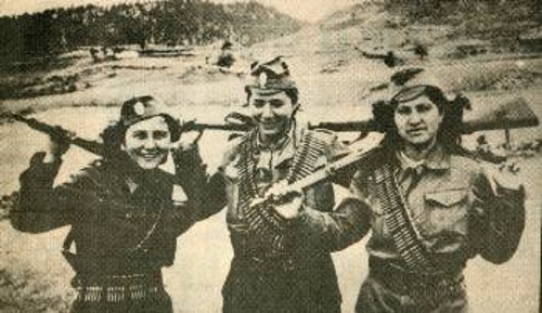 Καρπενήσι, Ιούνης 1944. Αντάρτισσες της υποδειγματικής διμοιρίας της ΕΠΟΝ της 13ης Μεραρχίας του ΕΛΑΣ. Αριστερά η Γεωργία, στη μέση η θρυλική καπετάνισσα Θύελλα (Μελπομένη Παπαηλιού) και δεξιά η Τούλη, πολιτική υπεύθυνος της υποδειγματικής διμοιρίας