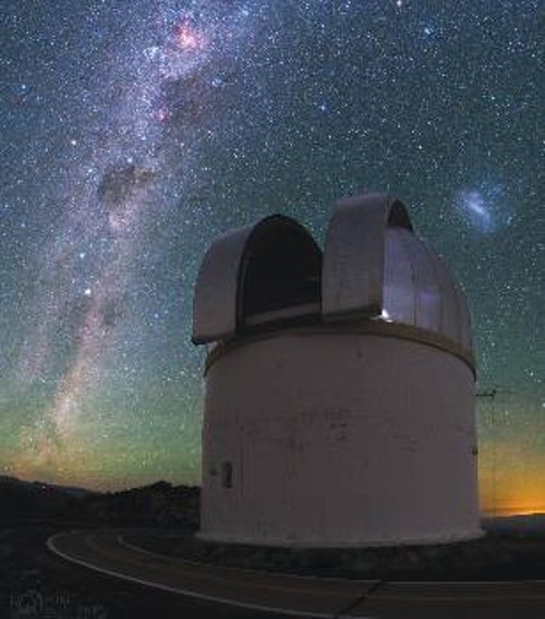 Χρησιμοποιώντας το τηλεσκόπιο «Swope», στο εικονιζόμενο αστεροσκοπείο στο Las Campanas της Χιλής, οι αστρονόμοι μπόρεσαν να εντοπίσουν τον γαλαξία όπου έγινε η συγχώνευση των δύο αστέρων νετρονίων, στις 17 Αυγούστου 2017