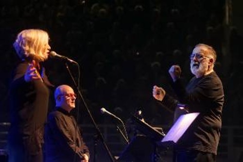 Ο αξέχαστος Θάνος Μικρούτσικος παρουσιάζοντας την «Καντάτα» στις συναυλίες που αφιέρωσε στα 100 χρόνια του ΚΚΕ