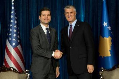 Ο υφυπουργός Εξωτερικών των ΗΠΑ, Α. Γ. Μίτσελ, με τον Πρόεδρο του Κοσσυφοπεδίου, Χ. Τάτσι, πρώην διοικητή του ΟΥΤΣΕΚΑ