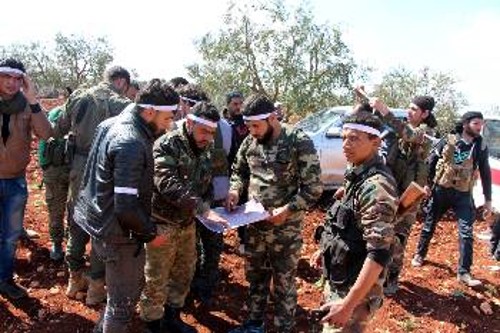 Ενοπλοι του λεγόμενου Ελεύθερου Συριακού Στρατού, που στηρίζει η Τουρκία, έξω από το Αφρίν