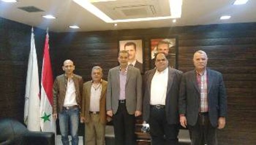Οι εκπρόσωποι του ΠΣΕ με την Εθνική Ενωση Φοιτητών. Από αριστερά προς δεξιά ο Α. Σαγιάνσε, υπεύθυνος Διεθνών Σχέσεων της Ενωσης, ο Ακελ Τακάζ, πρόεδρος της Παλαιστινιακής Επιτροπής Ειρήνης, ο Αμάρ Σάατι, πρόεδρος της Ενωσης, ο Ηρακλής Τσαβδαρίδης και ο Τζαμίλ Σάφιε, πρόεδρος της Λιβανέζικης Επιτροπής Ειρήνης