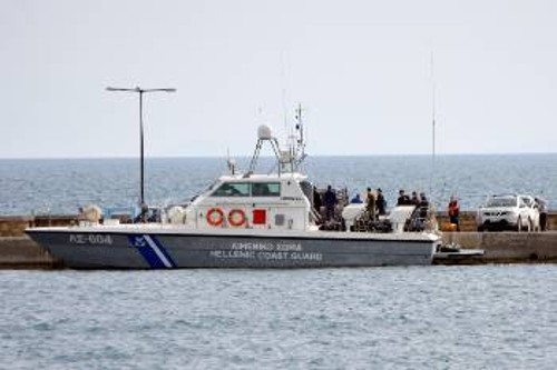 Σκάφος του Λιμενικού μεταφέρει στο λιμάνι της Σάμου τους νεκρούς