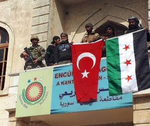 Η τουρκική σημαία και αυτή των μισθοφόρων του «Ελεύθερου Συριακού Στρατού» κυματίζουν από την περασμένη Κυριακή στο κέντρο διοίκησης στο Αφρίν