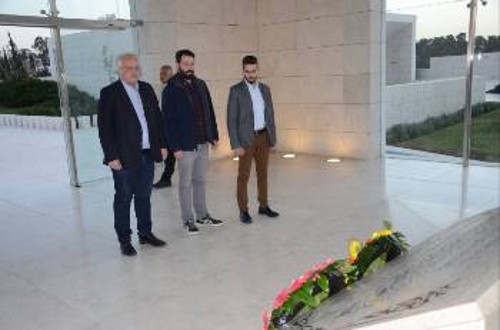 Κατάθεση στεφάνου στο μνημείο του Γιασέρ Αραφάτ