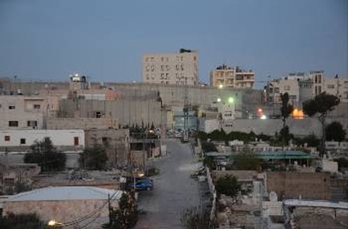 Το τείχος που «κόβει» τη Βηθλεέμ στη μέση και η πόρτα που οδηγεί στην ισραηλινή βάση