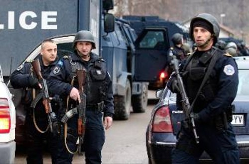 Κοσσοβάροι αστυνομικοί περιπολούν στον σερβικό τομέα της Μιτρόβιτσα