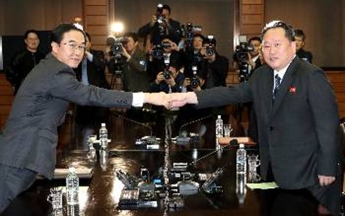 Οι επικεφαλής των αντιπροσωπειών των δύο χωρών της Κορεατικής Χερσονήσου, που συναντήθηκαν χτες σε μεθοριακό χωριό της Β. Κορέας