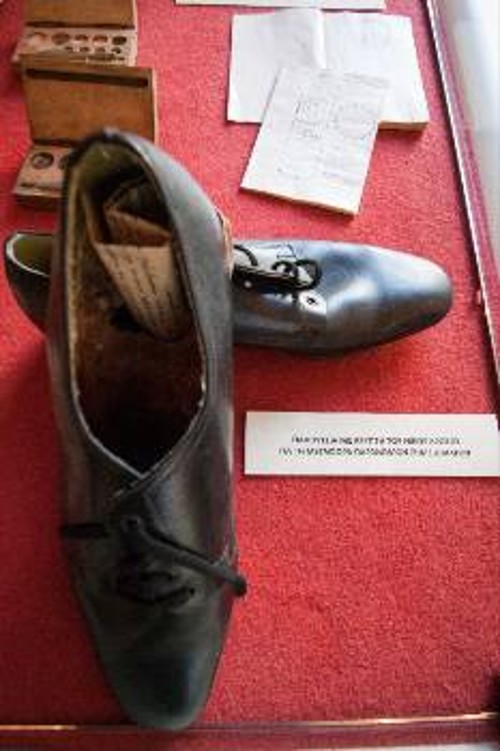 Παπούτσια του Νίκου Δρόσου με κρύπτη για τη μεταφορά παράνομων σημειωμάτων