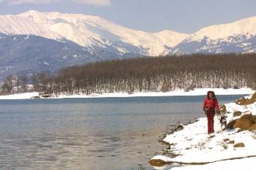 Στις βουνοκορφές των Αγράφων πάνω από τη Λίμνη Πλαστήρα (φωτ.) σχεδιάζεται η εγκατάσταση μεγάλης έκτασης αιολικού πάρκου με τραγικές συνέπειες
