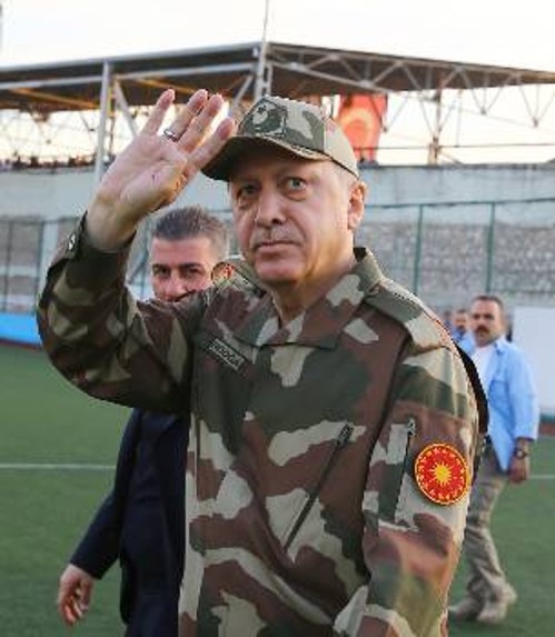 Από παλιότερη επίσκεψη Ερντογάν σε τουρκικά στρατεύματα, στα σύνορα με τη Συρία. Η Αγκυρα ετοιμάζει νέα επιχείρηση στην περιοχή
