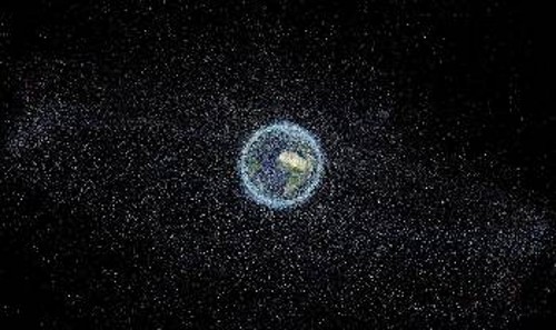 Χάρτης του νέφους διαστημικών σκουπιδιών γύρω από τη Γη με βάση τις καταγραφές όσων απ' αυτά έχουν μέγεθος μερικών χιλιοστών και πάνω. Το νέφος είναι πυκνότερο σε ύψος 800 - 1.000 χλμ., περιοχή που συγκεντρώνει τις τροχιές πολλών δορυφόρων