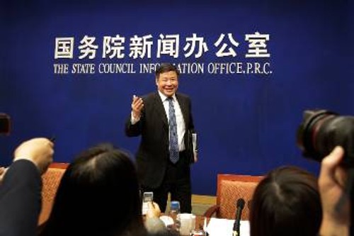 Ο αναπληρωτής υπουργός Εμπορίου της Κίνας ανακοινώνει τους νέους δασμούς στα αμερικανικά προϊόντα