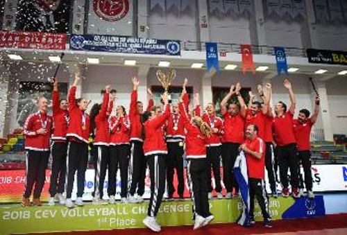 Την κατάκτηση του Challenge Cup γυναικών πανηγύρισε χτες στην Τουρκία ο Ολυμπιακός