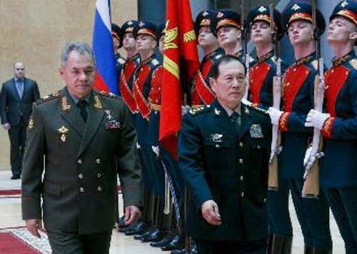 Ο Ρώσος υπουργός Αμυνας Σ. Σόιγκου υποδέχεται με τιμές τον Κινέζο ομόλογό του Γ. Φενχέ, που συνέδεσε τη συνεργασία Ρωσίας - Κίνας με την «αντιμετώπιση» των ΗΠΑ