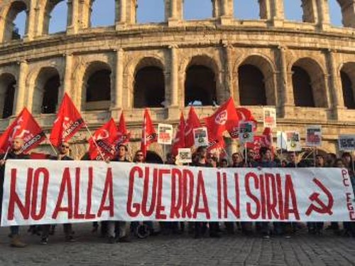 «Οχι στον πόλεμο στη Συρία» γράφει το πανό των κομμουνιστών στη Ρώμη
