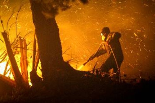 Δεν είναι λίγες οι φορές που οι πυροσβέστες «ξεχνιούνται» στα μέτωπα της πυρκαγιάς χωρίς νερό και φαγητό