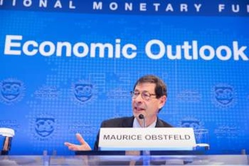 O επικεφαλής των οικονομολόγων του ΔΝΤ, Μορίς Ομπστφελντ κατά την παρουσίαση των προβλέψεων του ιμπεριαλιστικού οργανισμού