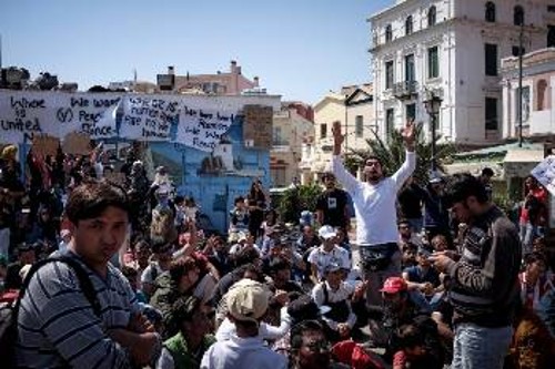 Πρόσφυγες και μετανάστες στην πλατεία Σαπφούς, στη Μυτιλήνη